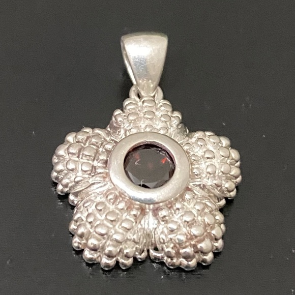 Vintage 925 Signed Sterling Silver Garnet Birthstone Flower Pendant 4g. - Picture 5 of 16